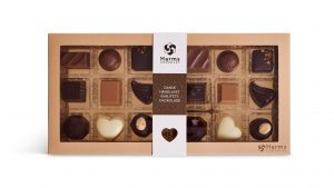 gaveæske-med-chokolader-produkt-foto-lys-emballage