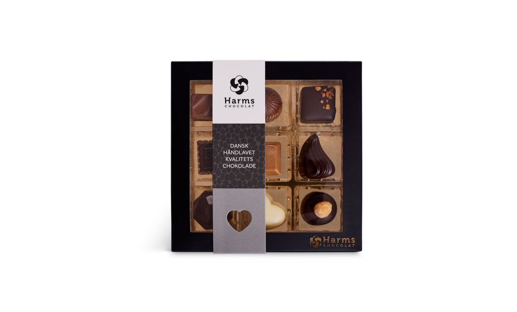 gaveæske-med-fyldte-chokolade-stk-produkt-foto-mørk-emballage