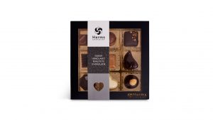 gaveæske-med-fyldte-chokolade-stk-produkt-foto-mørk-emballage