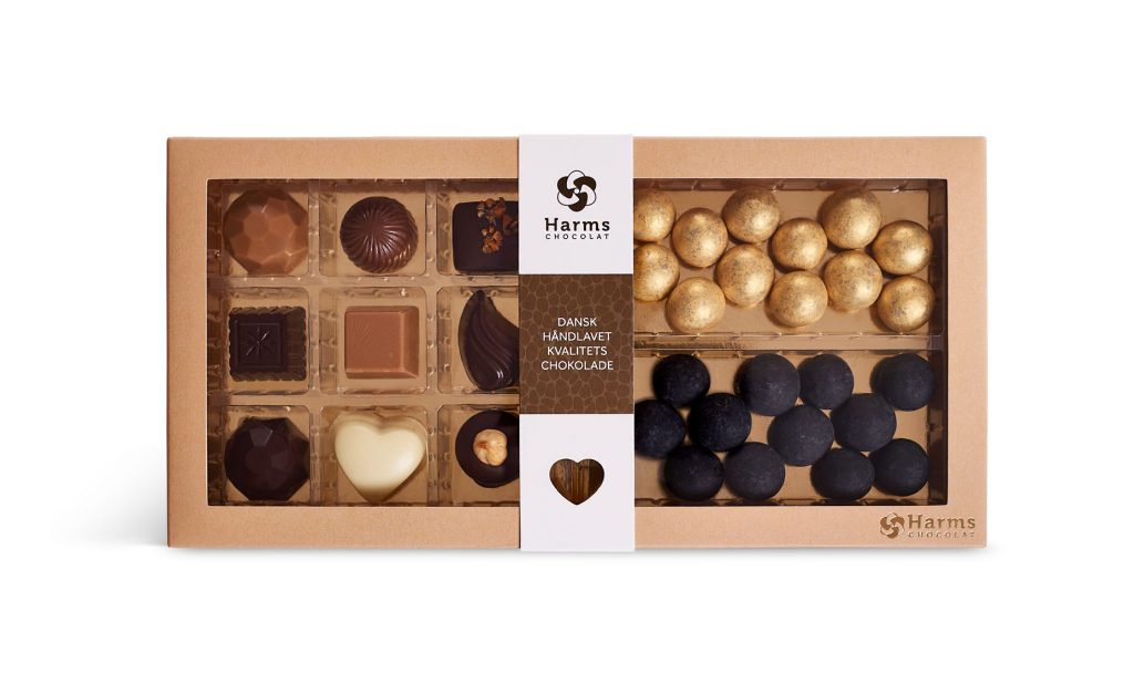 chokoladeæske-med-fyldte-chokolader-produkt-foto-lys-emballage