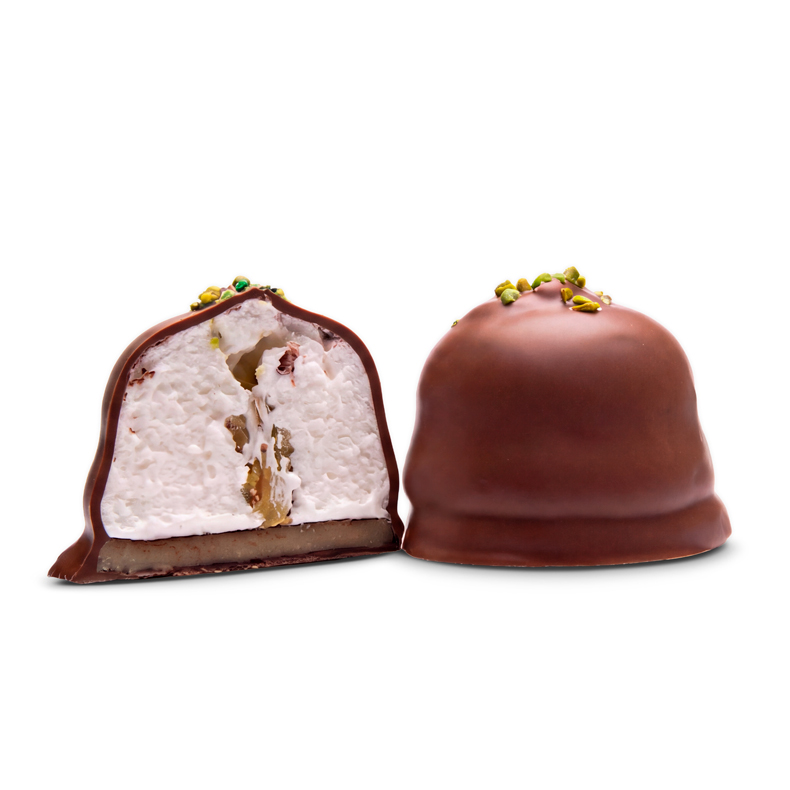 Pistacie flødebolle fra Harms Chocolat med cremet pistaciefyld, vaniljeskum og mælkechokolade