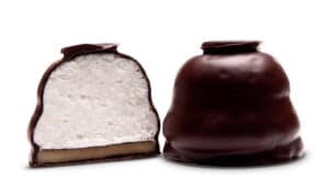 Harms Chocolat klassiske håndlavede flødeboller med mørk chokolade, vaniljeskum og marcipanbund